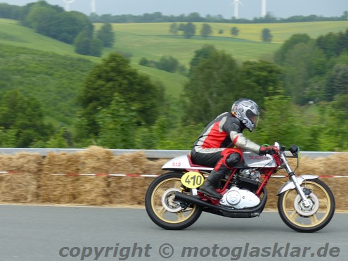 Ducati 500 von 1975 auf der Strecke