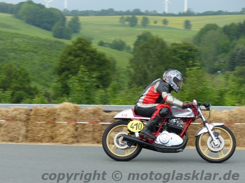 Ducati 500 von 1975 auf der Strecke