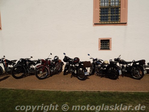 Schlossnebenhof Augustusburg Aufstellung Oldtimer