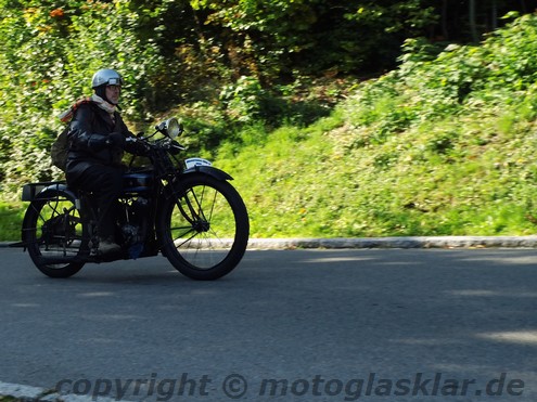 Eine 1926er Husqvarna in voller Fahrt