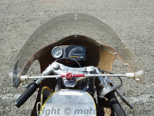 Das spartanische Renncockpit eines Maico Rennmotorrad