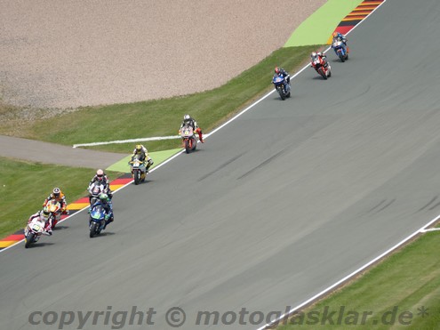 Sachsenring Moto2 Sieger Simeon vor dem Verfolgerfeld