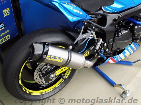 Suzuki GSR 750 mit Rennauspuffanlage