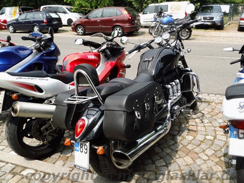 Die Rocket III Roadstar mit einem finnischen Besucher zur MotoGP 2015